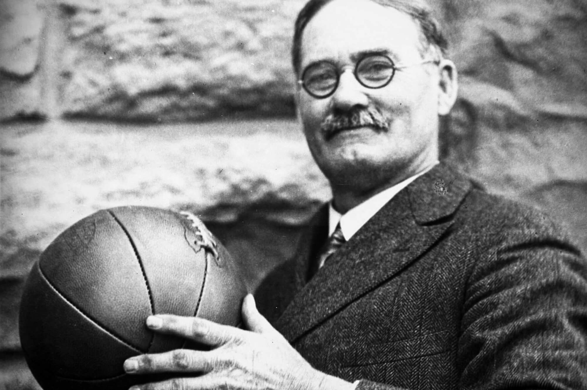 Histoire du basketball : Origines, dates clés et évolution 1 Histoire du basketball : James Naismith, l'inventeur du sport - Zéro Basketball