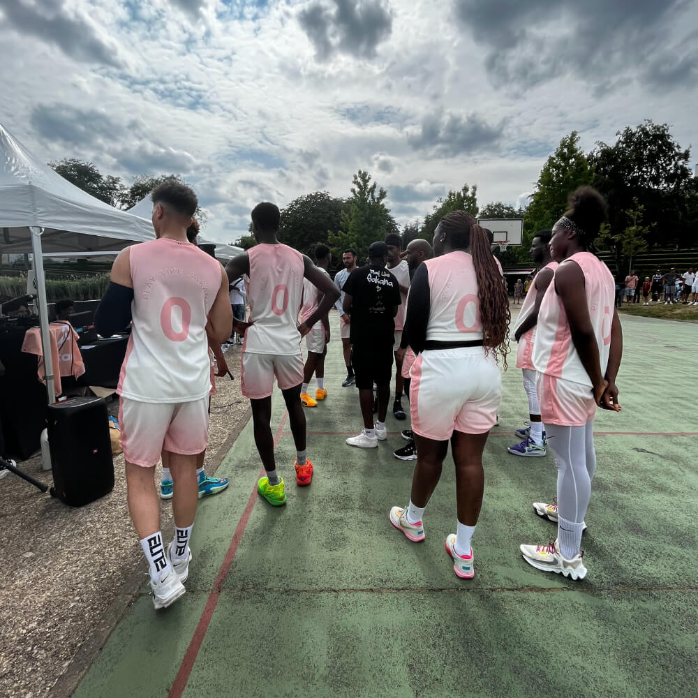 Mettez en valeur vos équipes féminines avec les tenues de basket Zéro 1 Tenues de basket Zéro x Sakana