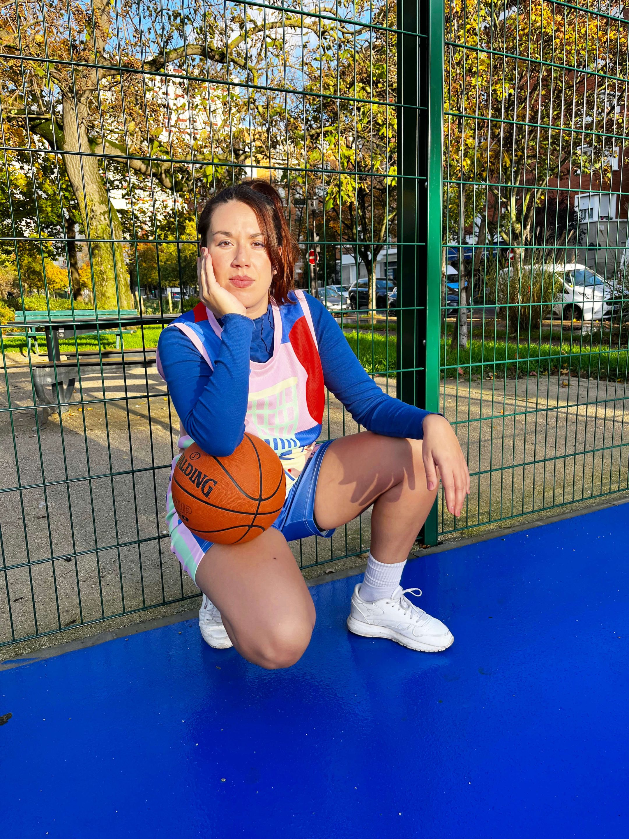 Zéro x Elsa Martino : Quand l'art rencontre le basketball 1 Portrait de l'artiste Elsa Martino en collaboration avec Zéro Basketball