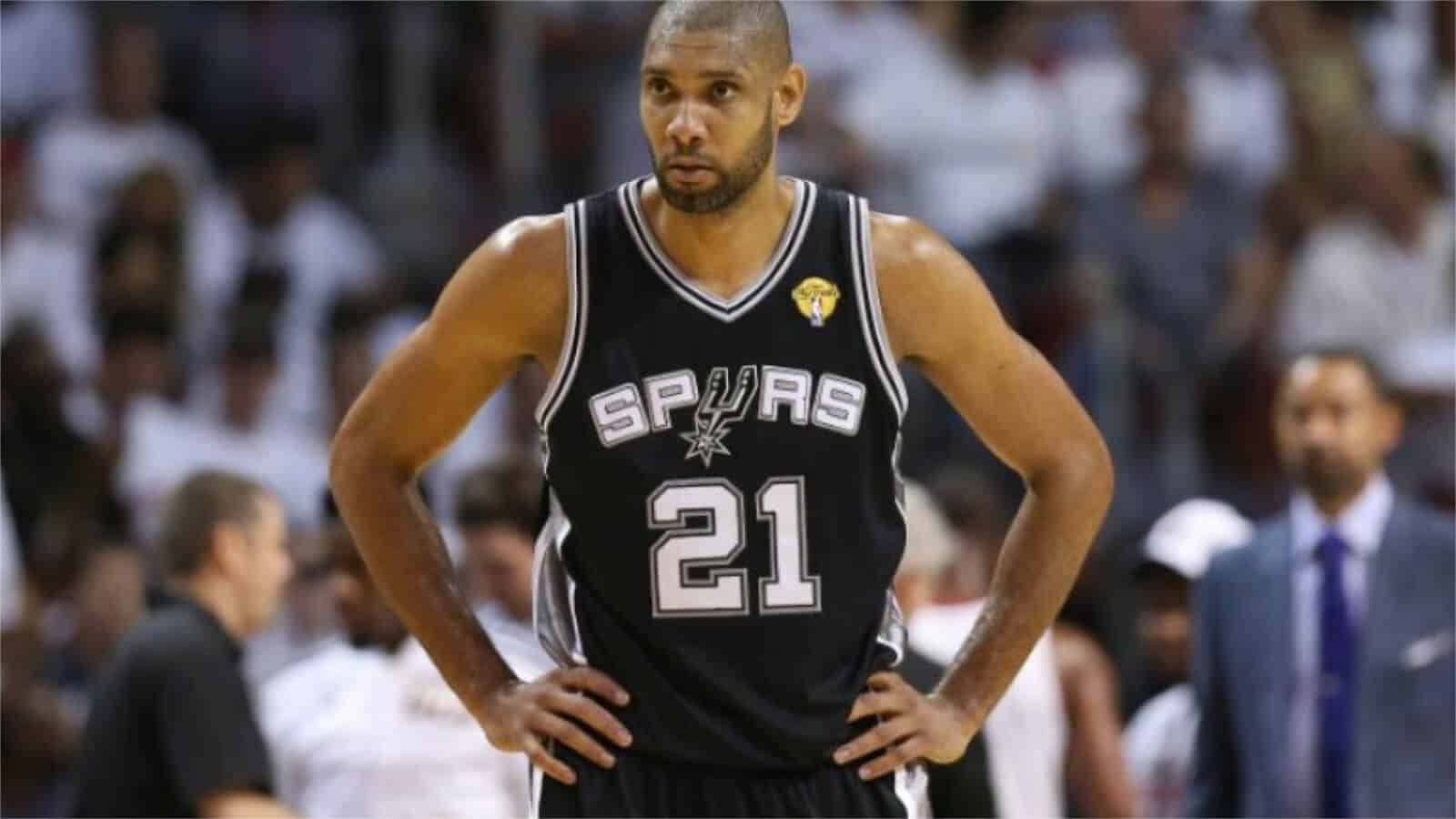 Top 10 des maillots NBA retirés que chaque fan doit connaître 5 Maillots NBA retirés - Tim Duncan #21 - Zéro Basketball