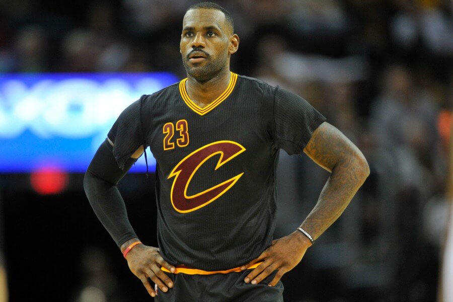 Maillots NBA manches courtes : Histoire et disparition d'un concept controversé 1 Lebron James maillot NBA manche courte - Zéro Basketball